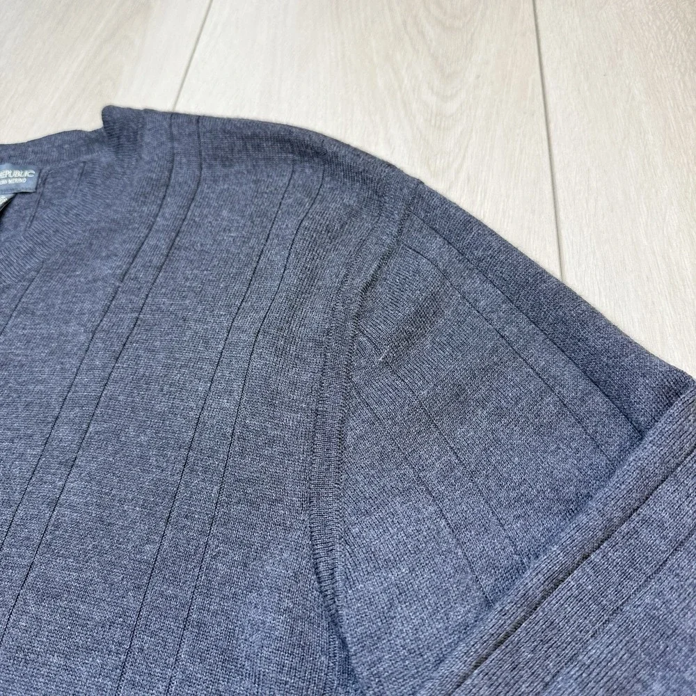 VTG Banana Republic Mens L Gray Merino Wool V Neck Sweater Italian Knit Pullover